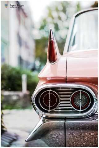 Dieses Foto ist als kostenloser Download (ohne Rand und Signatur) im Originalformat oder als Print zum Kauf/Mieten in meinem Shop auf <a href="https://butlaix.de/produkt/fotografie-oldtimer-no-1/" target="_blank" rel="noreferrer noopener" >BUTLAIX_media</a> verfügbar. Detailaufnahme des Heckspoilers und der Rücklichter eines rosafarbenen amerikanischen Oldtimers der späten 1950er Jahre mit charakteristischen Chrom-Zierleisten und Heckflossen.