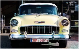 Dieses Foto ist als kostenloser Download (ohne Rand und Signatur) im Originalformat oder als Print zum Kauf/Mieten in meinem Shop auf <a href="https://butlaix.de/produkt/fotografie-oldtimer-no-4/" target="_blank" rel="noreferrer noopener" >BUTLAIX_media</a> verfügbar. Frontansicht eines cremefarbenen Chevrolet Bel Air ca. 1955 mit Chromstoßstange, charakteristischem Kühlergrill und Chevy-Emblem. Deutsches Kennzeichen SHA-06044. Symmetrische Frontalperspektive.