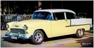 Dieses Foto ist als kostenloser Download (ohne Rand und Signatur) im Originalformat oder als Print zum Kauf/Mieten in meinem Shop auf <a href="https://butlaix.de/produkt/fotografie-oldtimer-no-5/" target="_blank" rel="noreferrer noopener" >BUTLAIX_media</a> verfügbar. Gelb-weißer Chevrolet Bel Air 1955 in der Seitenansicht mit Chromstoßstange, BFGoodrich-Bereifung und deutschem Kennzeichen SHA-06044. Parkplatz mit Einkaufswagen im Hintergrund.