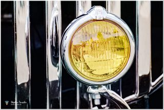 Dieses Foto ist als kostenloser Download (ohne Rand und Signatur) im Originalformat oder als Print zum Kauf/Mieten in meinem Shop auf <a href="https://butlaix.de/produkt/fotografie-oldtimer-no-11/" target="_blank" rel="noreferrer noopener" >BUTLAIX_media</a> verfügbar. Runder Nebelscheinwerfer mit gelbem Glas und verchromtem Gehäuse, montiert an einem klassischen Kühlergrill mit vertikalen Chromstreben eines Oldtimer-Fahrzeugs.