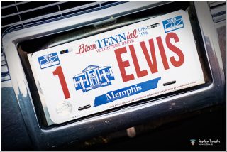 US-Kennzeichen „1 ELVIS“ aus Tennessee am Heck eines dunklen Autos. Aufschriften: „BicenTENNial 1796–1996, Volunteer State, Memphis“ mit Graceland-Illustration.